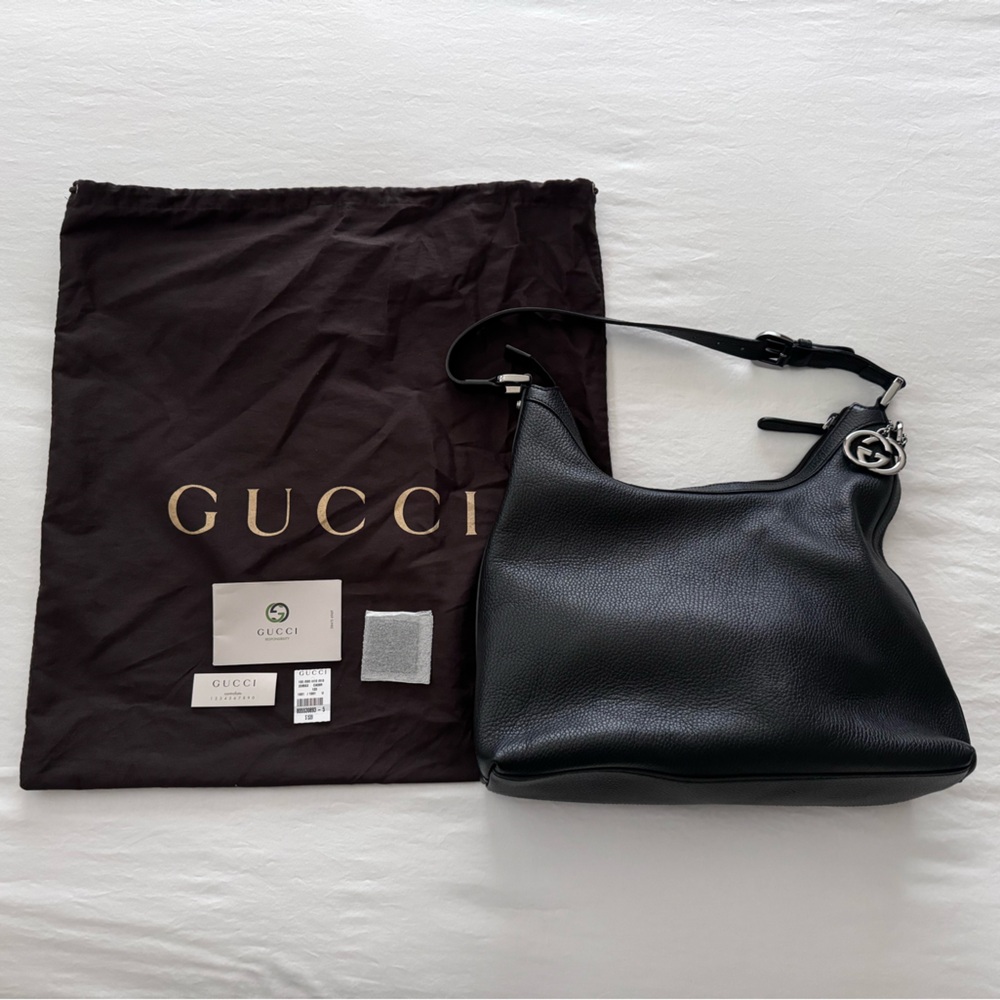 Black authentic Gucci shoulder bag.